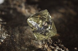 Cristal octaédrique de diamant verdâtre.