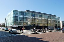 Photographie d'un bâtiment moderne en verre, au sein de l'Université de Bordeaux.