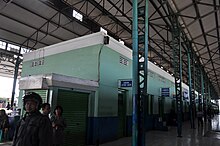 Bangunan Stasiun Cikampek yang merupakan stasiun pulau, 2010.