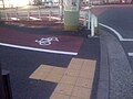 （114の3）普通自転車の歩道通行部分。標示の効果を高めるためカラー舗装が併用されている