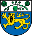 Gemeinde Andechs Unter silbernem Schildhaupt, darin ein grüner Erlenzweig, in Blau ein schreitender, herschauender goldener Löwe.