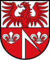 Gemeinde Neukirchen b.Sulzbach-Rosenberg Geteilt von Silber und Rot; oben ein wachsender roter Adler; unten ein wachsender silberner Stab mit linkem Widerhaken, beseitet von je einer silbernen heraldischen Lilie.