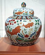 Porcelaine Jingdezhen polychrome wucai. Poissons et végétation aquatique. Règne Jiajing 1507-1567. H. 46 cm. Musée Guimet