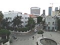 Una plaza de Tel Aviv que reúne algunos edificios al estilo Bauhaus que forman parte de la ciudad Blanca.