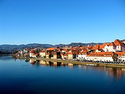 Maribor óvárosa a Dráva felől