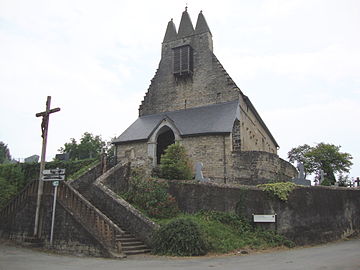 L'église au clocher trinitaire, façade et escalier d'honneur.