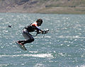 kajtosurfanto en la aero (ĉe la lago Reschensee)