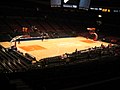 Il campo di basket pronto per una partita della squadra universitaria della St. John's University.