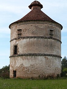 Pigeonnier-tourdu château d'Assier.JPG