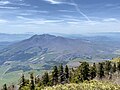 山頂から見た飯縄山