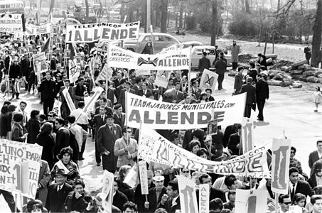 Şili'de 1958-64 yılları arasında Alessandri Hükümetinin uyguladığı politikalara karşı oluşan tepki özellikle işçi sınıfına yönelik politikaları ile öne çıkan Salvador Allende'nin etkinliğini arttırmıştır. Sosyalist politikaları ile ön plana çıkan Allende'nin siyasi arenadaki pozisyonu, kırsal nüfusun eğilimleri ve rakip parti olan Hristiyan Demokrat Parti'nin politikaları ile şekillenmiştir. Bu süreç içerisinde 1964'te yapılan seçimlerde Şilili işçiler Salvador Allende'yi destekleyen yürüyüşler düzenlemişlerdir.(Üreten:James N. Wallace)