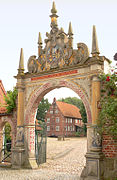 Prachtportal von Drakenburg vor dem Schlossgut