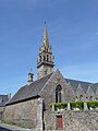 La chapelle-ossuaire Saint-Yves devant l'église Saint-Arzel.