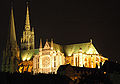 Vista da catedral á noite.