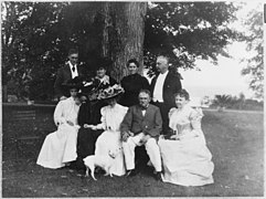 Franklin D. Roosevelt and Eleanor Roosevelt with Annie D. Hitch - NARA - 195382.jpg