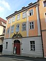 Zum Goldenen Apfel; Wohnhaus in geschlossener Bebauung, Eckhaus und Schwibbogen zur Kränzelstraße 17