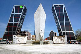 Puerta de Europa, gezien vanaf de Paseo de la Castellana, met het Calvo-Sotelo monument op de voorgrond in het midden.