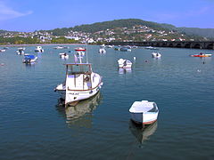 Embarcacións de Pontedeume no río Eume. Ó fondo Cabanas.