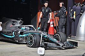 Nahaufnahme des F1 W10 mit Bottas im Cockpit