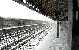 De twee perrons en de drie sporen, bedekt met sneeuw (2006)