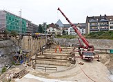 5. September 2012: Die bisher stabilisierend eingebauten Stahlrohrstreben werden aus dem weitgehend verfüllten Bergungsbauwerk entfernt