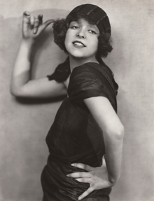 Mladá pózující americká herečka Clara Bow.