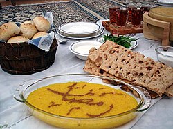 Sholezard (dengan kaligrafi "Ramadhan"), roti Sangak dan roti lain untuk iftar