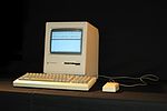 Un Macintosh Plus : sorti en 1986, il est un des plus anciens ordinateurs supportés officiellement par le Système 6.