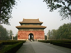 O Grande Portão Vermelho nas Tumbas Ming, perto de Pequim, China.