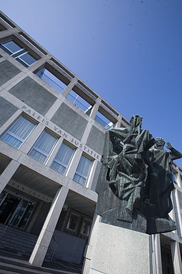 Paleis van Justitie in Arnhem met daarvoor het Salomonsoordeel (1958) van Andre Schaller