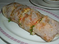 Popiah dengan sayur-sayuran dan serbuk kacang tanah sebagai inti