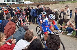 Aan de voet van de Kwaremont, met oa. van der Poel (2e) en Pogačar (3e)