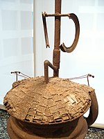 Richard Stankiewicz: Alakzat (részlet); 1956; acél, vas és beton; Hirshhorn Múzeum, Washington, D.C.