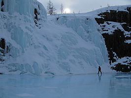 Bevroren waterval in de Zapovednik Poetoranski.