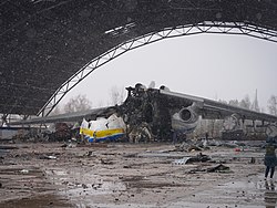 Antonov Havalimanı'ndaki yıkımdan sonra Antonov An-225'in kalıntıları.