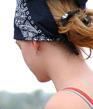 <span class="mw-page-title-main">Kerchief</span> Cloth tied around the head or neck; bandana