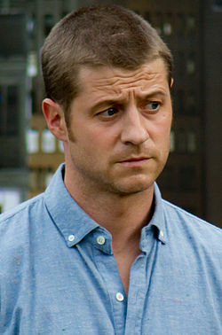 Benjamin McKenzie 2014 (cropped).jpg