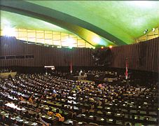 L'Assemblée délibérative du peuple en session.