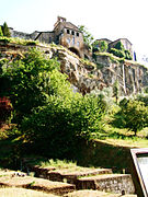 La nécropole du Crucifix du Tuf au pied des fortifications de la ville.