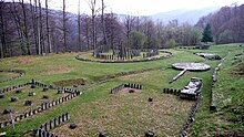 Site en ruine, recouvert d'herbes, des pierres marquants plusieurs sanctuaires et un calendrier solaire.