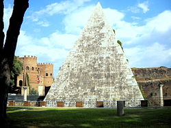 Piramide Cestia vista dal cimitero acattolico di Testaccio. Sullo sfondo la Porta S Paolo