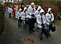 Enkele jongeren met 'trychlers' (bellen) begeleiden Sinterklaas en zijn metgezel naar Klausjagen in Merlischachen, 2017