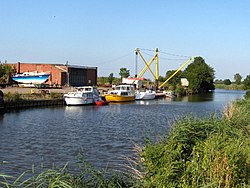 Het Winsumerdiep tussen Winsum en Onderdendam, bij de vm. steenfabriek De Brake, nu een scheepswerf