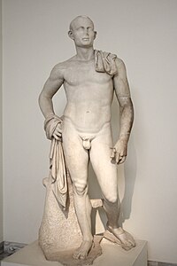 Statue masculine d'un romain. Délos. marbre, H. 2,10 m. Début du Ier siècle AEC. MNArch Athènes