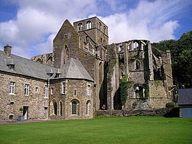 Vue d'ensemble des ruines de l'abbaye de Hambye