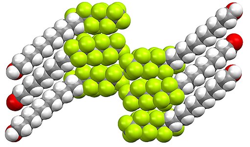 Embalatge en un cristall de pentafluorotolà (C₆F₅CCC₆H₅), que il·lustra les interaccions donant-acceptador entre els anells fluorats i no fluorats.