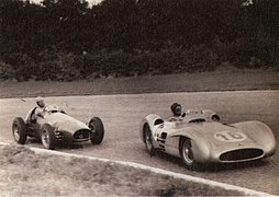 Juan Manuel Fangio (poursuivi par Alberto Ascari) au volant de la W196 au Grand Prix d'Italie 1954