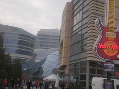 Hard Rock Cafe i Warszawa, like ved sentralstasjonen og Palasset for kultur og vitenskap