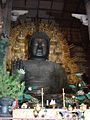 Der Daibutsu im Todai-ji. Die Perspektive täuscht, die Statue ist (einschließlich Sockel) in Wirklichkeit 30 m hoch