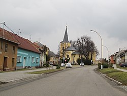 Střed obce s kostelem svatého Bartoloměje